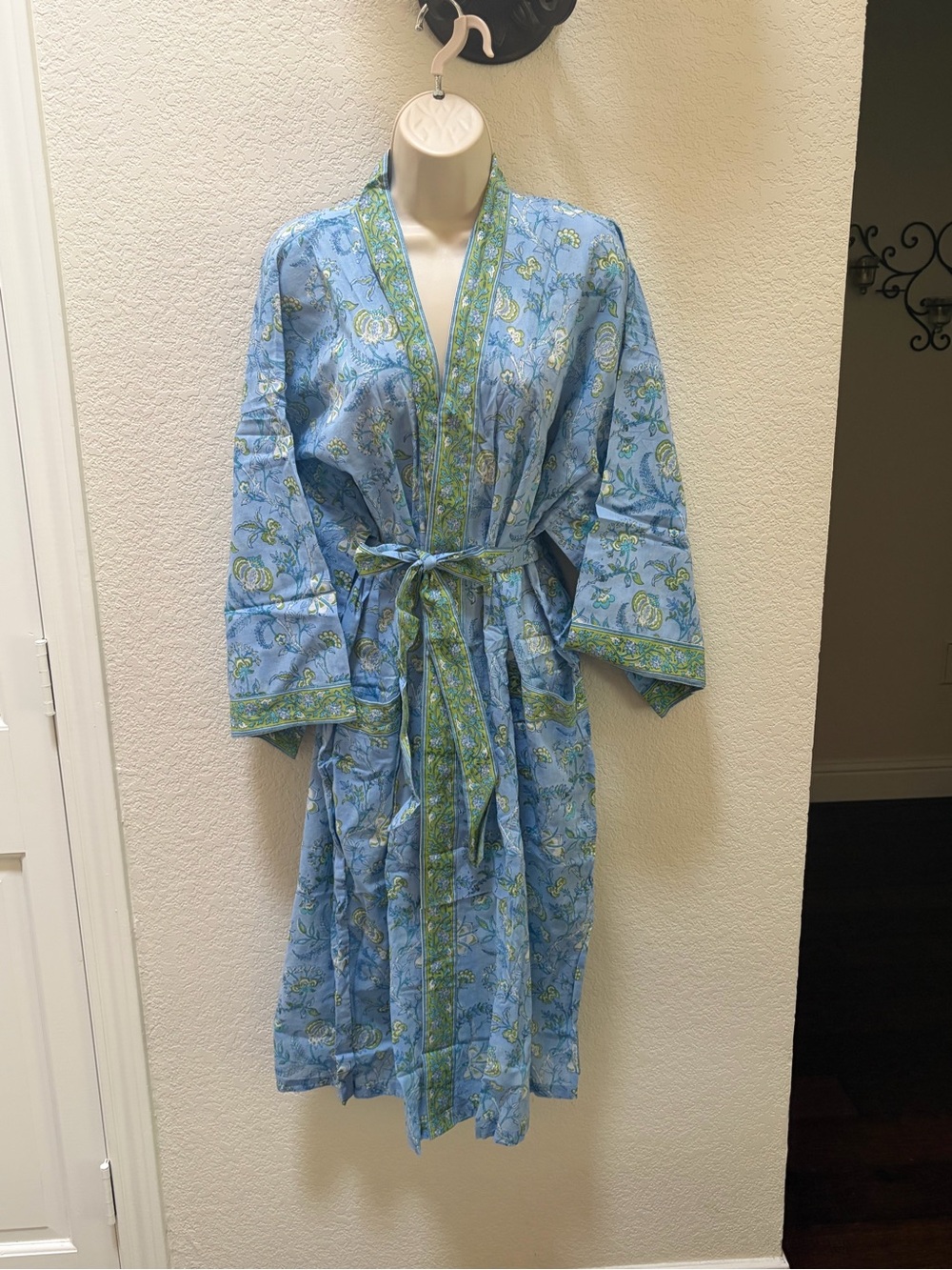 Pacific & rose textiles brand robe color block. size large/extra large.